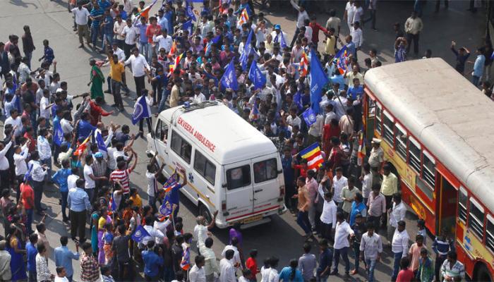 भीमा-कोरेगांव हिंसा: महाराष्ट्र में दलितों का प्रदर्शन गुजरात पहुंचा, भाजपा कार्यालय के बाहर नारेबाजी भीमा-कोरेगांव हिंसा: महाराष्ट्र में दलितों का प्रदर्शन गुजरात पहुंचा, भाजपा कार्यालय के बाहर नारेबाजी
