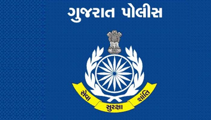 गुजरात: दलित शख्स का आरोप - पुलिस कर्मियों के जूते चाटने को मजबूर किया गया गुजरात: दलित शख्स का आरोप - पुलिस कर्मियों के जूते चाटने को मजबूर किया गया