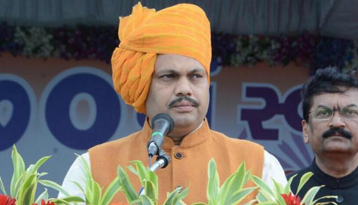 गुजरात के आदिवासी कल्याण मंत्री गणपत वसावा के काफिले पर पथराव गुजरात के आदिवासी कल्याण मंत्री गणपत वसावा के काफिले पर पथराव