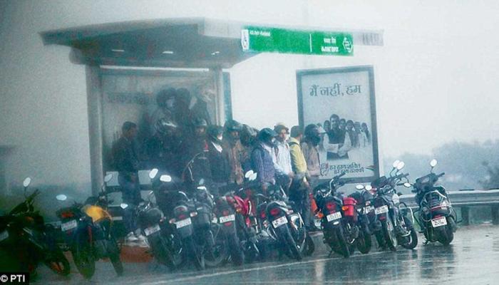 दिल्ली एनसीआर में मौसम ने बदली करवट, हल्की बारिश के साथ हुई ठंड की वापसी दिल्ली एनसीआर में मौसम ने बदली करवट, हल्की बारिश के साथ हुई ठंड की वापसी
