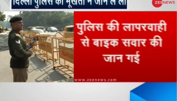दिल्ली पुलिस की लापरवाही की वजह से युवक की मौत Delhi: 21-year-old biker dies as police barricade wires slit his throat
