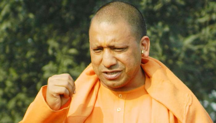 विधानसभा में विपक्ष के हंगामे के बाद योगी ने दिया ऐसा बयान कि 'लाल टोपी' पर छिड़ी राजनीतिक जंग विधानसभा में विपक्ष के हंगामे के बाद योगी ने दिया ऐसा बयान कि 'लाल टोपी' पर छिड़ी राजनीतिक जंग