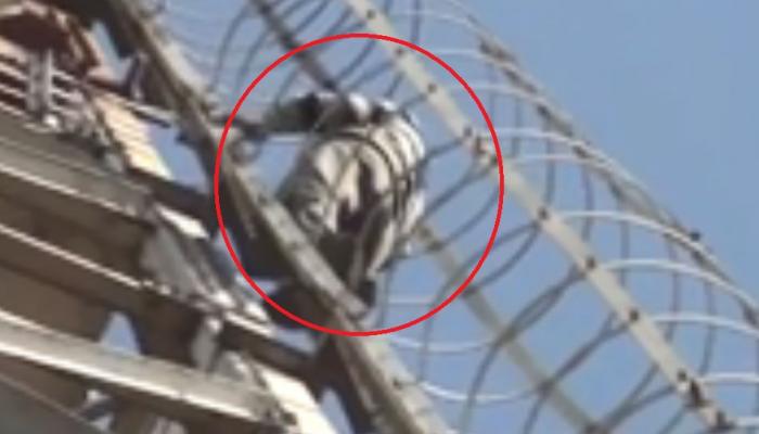 VIDEO: अयोध्या में राम मंदिर निर्माण की मांग को लेकर टावर पर चढ़ा युवक VIDEO: अयोध्या में राम मंदिर निर्माण की मांग को लेकर टावर पर चढ़ा युवक