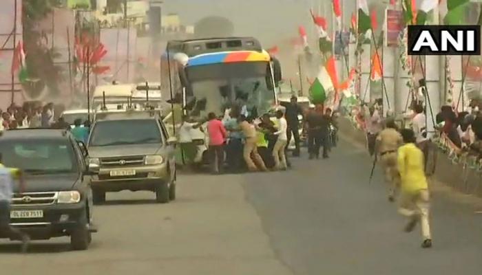कर्नाटक चुनावः राहुल गांधी को रोड शो के दौरान दिखाए गए काले झंडे कर्नाटक चुनावः राहुल गांधी को रोड शो के दौरान दिखाए गए काले झंडे