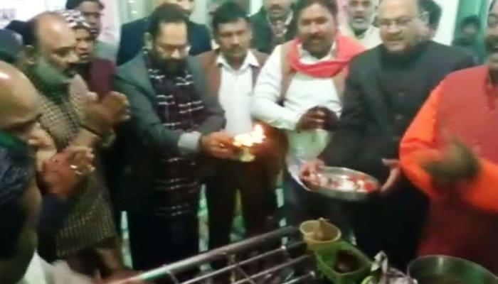 मुख्तार अब्बास नकवी ने किया भगवान शंकर का जलाभिषेक, विधि विधान से की पूजा मुख्तार अब्बास नकवी ने किया भगवान शंकर का जलाभिषेक, विधि विधान से की पूजा