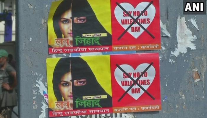वैलेंटाइन डे के विरोध में बजरंग दल ने लगाए 'लव जिहाद' के पोस्टर, हिंदू लड़कियों को दी हिदायत वैलेंटाइन डे के विरोध में बजरंग दल ने लगाए 'लव जिहाद' के पोस्टर, हिंदू लड़कियों को दी हिदायत