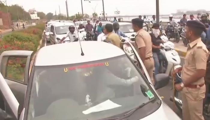 वैलेंटाइन डे: विहिप, बजरंग दल के सदस्यों को हिरासत में लिया गया वैलेंटाइन डे: विहिप, बजरंग दल के सदस्यों को हिरासत में लिया गया
