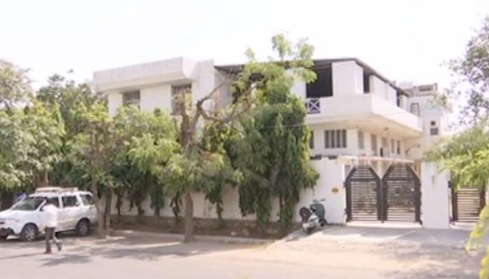 बैंकिंग घोटाला: जयपुर में ED ने जब्त किया 3 करोड़ का माल, भरतपुर में PNB के दो कर्मचारी सस्पेंड बैंकिंग घोटाला: जयपुर में ED ने जब्त किया 3 करोड़ का माल, भरतपुर में PNB के दो कर्मचारी सस्पेंड