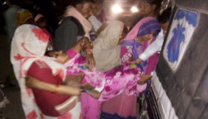 वाह रे MP: नसबंदी शिविर में किया पैसे लेकर ऑपरेशन, परिजनों की गोद बना स्ट्रेचर वाह रे MP: नसबंदी शिविर में किया पैसे लेकर ऑपरेशन, परिजनों की गोद बना स्ट्रेचर