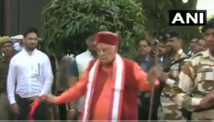VIDEO: कैंची नहीं मिलने पर मुरली मनोहर जोशी को आया गुस्सा, उखाड़कर फेंक दी रिबन VIDEO: कैंची नहीं मिलने पर मुरली मनोहर जोशी को आया गुस्सा, उखाड़कर फेंक दी रिबन