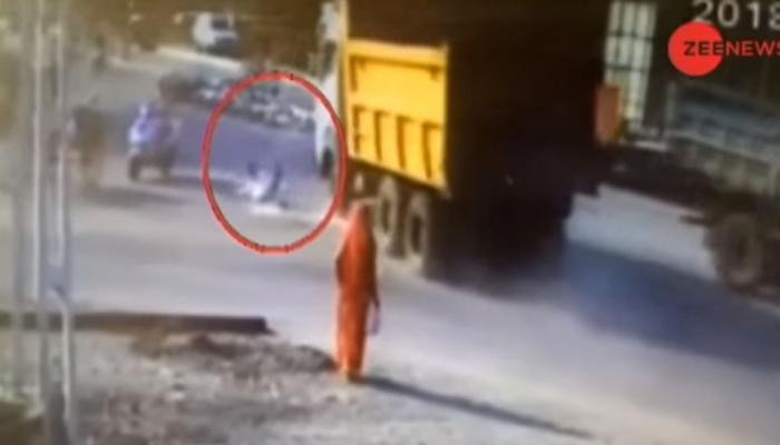 VIDEO: ट्रैफिक कंट्रोल करने की कोशिश में हुई डंपर से टक्कर, बाल-बाल बची जान VIDEO: ट्रैफिक कंट्रोल करने की कोशिश में हुई डंपर से टक्कर, बाल-बाल बची जान