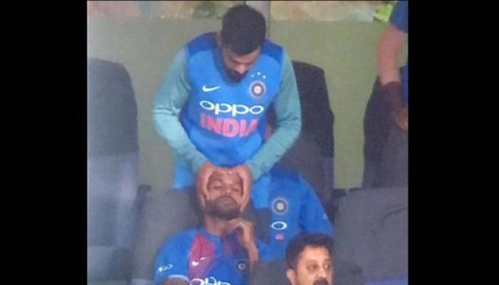 मैच के बीच अपने सबसे 'खास' दोस्त का सिर दबाते कैमरे में कैद हुए विराट कोहली मैच के बीच अपने सबसे 'खास' दोस्त का सिर दबाते कैमरे में कैद हुए विराट कोहली