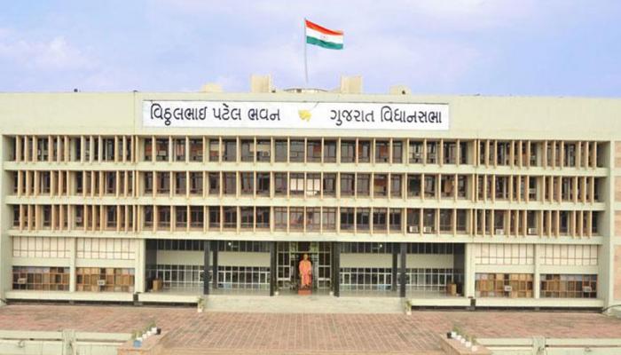 गुजरात विधानसभा से 15 कांग्रेस MLA निलंबित, 50 अन्य ने किया सदन से वॉकआउट गुजरात विधानसभा से 15 कांग्रेस MLA निलंबित, 50 अन्य ने किया सदन से वॉकआउट