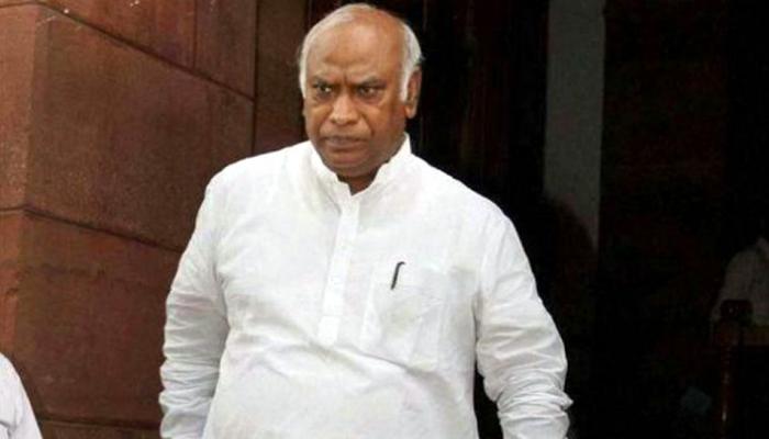 लोकपाल नियुक्ति पर बैठक में शामिल होने से खड़गे ने पीएम मोदी से किया साफ इंकार लोकपाल नियुक्ति पर बैठक में शामिल होने से खड़गे ने पीएम मोदी से किया साफ इंकार