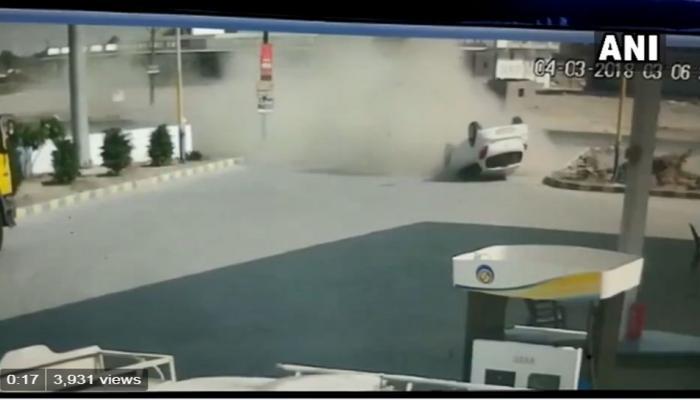 VIDEO: तेज रफ्तार कार अचानक सड़क पर 'नाचने' लगी और पलट गई, फिर हुआ चमत्कार! VIDEO: तेज रफ्तार कार अचानक सड़क पर 'नाचने' लगी और पलट गई, फिर हुआ चमत्कार!