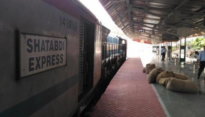 और भी शानदार होगा राजधानी और शताब्दी का सफर, 16 ट्रेनों के लिए रेलवे ने तय किए नए स्टैंडर्ड और भी शानदार होगा राजधानी और शताब्दी का सफर, 16 ट्रेनों के लिए रेलवे ने तय किए नए स्टैंडर्ड
