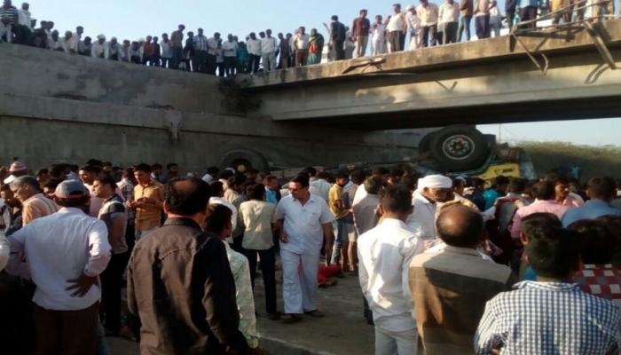 गुजरात : भावनगर में नाले में गिरा ट्रक, करीब 26 मजदूरों की मौत गुजरात : भावनगर में नाले में गिरा ट्रक, करीब 26 मजदूरों की मौत