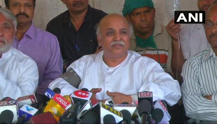 VHP नेता प्रवीण तोगड़िया की कार को ट्रक ने मारी टक्कर, कहा-'हत्या की थी साजिश' VHP नेता प्रवीण तोगड़िया की कार को ट्रक ने मारी टक्कर, कहा-'हत्या की थी साजिश'