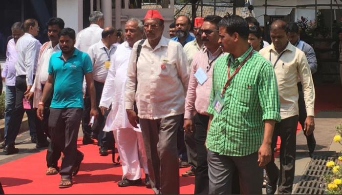 महाराष्ट्र: किसानों के प्रतिनिधिमंडल से मिले CM फडणवीस, सभी मांगों को पूरा करने का दिलाया भरोसा महाराष्ट्र: किसानों के प्रतिनिधिमंडल से मिले CM फडणवीस, सभी मांगों को पूरा करने का दिलाया भरोसा