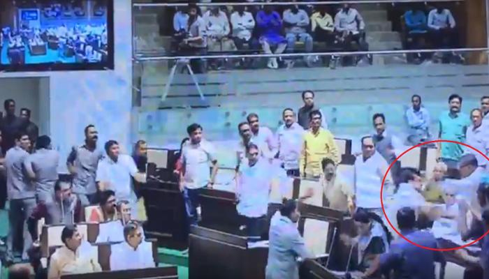 VIDEO: गुजरात विधानसभा में कांग्रेस विधायक ने माइक से किया हमला, BJP एमएलए ने बरसाए लात-घूंसे VIDEO: गुजरात विधानसभा में कांग्रेस विधायक ने माइक से किया हमला, BJP एमएलए ने बरसाए लात-घूंसे