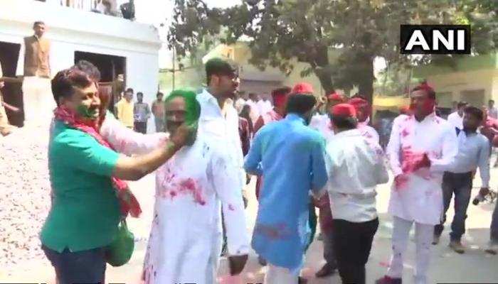 गोरखपुर-फूलपुर: सपा दफ्तर में लगे 'बुआ-भतीजा जिंदाबाद'...जिंदाबाद के नारे गोरखपुर-फूलपुर: सपा दफ्तर में लगे 'बुआ-भतीजा जिंदाबाद'...जिंदाबाद के नारे