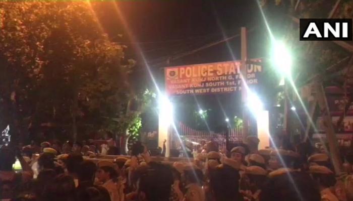 JNU यौन उत्पीड़न मामला : आरोपी प्रोफसर की गिरफ्तारी की मांग पर छात्रों और पुलिस में झड़प JNU यौन उत्पीड़न मामला : आरोपी प्रोफसर की गिरफ्तारी की मांग पर छात्रों और पुलिस में झड़प