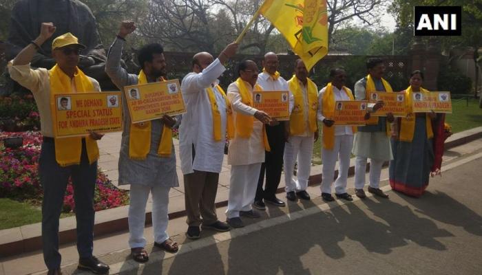 विशेष दर्जे की मांग: YSR कांग्रेस और टीडीपी ने बुलाया 'आंध्र बंद', राज्य के हाईवे किए जाम विशेष दर्जे की मांग: YSR कांग्रेस और टीडीपी ने बुलाया 'आंध्र बंद', राज्य के हाईवे किए जाम