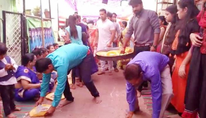 अनोखी परंपरा: यहां जूठी पत्तल उठाने के लिए लगती है बोली, इनको ही मिलता है ये मौका अनोखी परंपरा: यहां जूठी पत्तल उठाने के लिए लगती है बोली, इनको ही मिलता है ये मौका