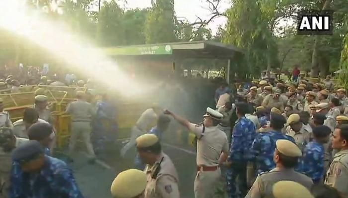 JNU छात्रों ने निकाला संसद मार्च, पुलिस ने किया लाठीचार्ज JNU छात्रों ने निकाला संसद मार्च, पुलिस ने किया लाठीचार्ज
