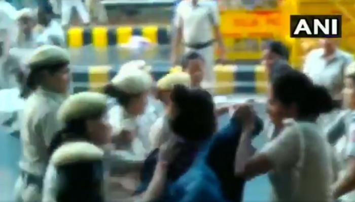 VIDEO: JNU छात्र प्रदर्शन के दौरान पुलिस ने महिला पत्रकार के साथ की धक्का-मुक्की, कैमरा छीना VIDEO: JNU छात्र प्रदर्शन के दौरान पुलिस ने महिला पत्रकार के साथ की धक्का-मुक्की, कैमरा छीना