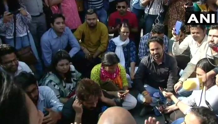 दिल्ली : छेड़खानी के खिलाफ पत्रकारों का पुलिस हेडक्वार्टर के बाहर विरोध-प्रदर्शन दिल्ली : छेड़खानी के खिलाफ पत्रकारों का पुलिस हेडक्वार्टर के बाहर विरोध-प्रदर्शन