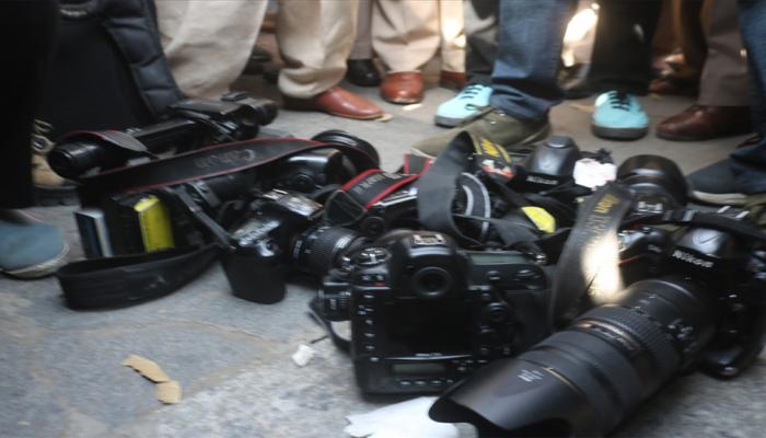 JNU प्रदर्शन मार्च में फोटो पत्रकार से बदलसूकी के आरोप में दो पुलिसकर्मी निलंबित JNU प्रदर्शन मार्च में फोटो पत्रकार से बदलसूकी के आरोप में दो पुलिसकर्मी निलंबित