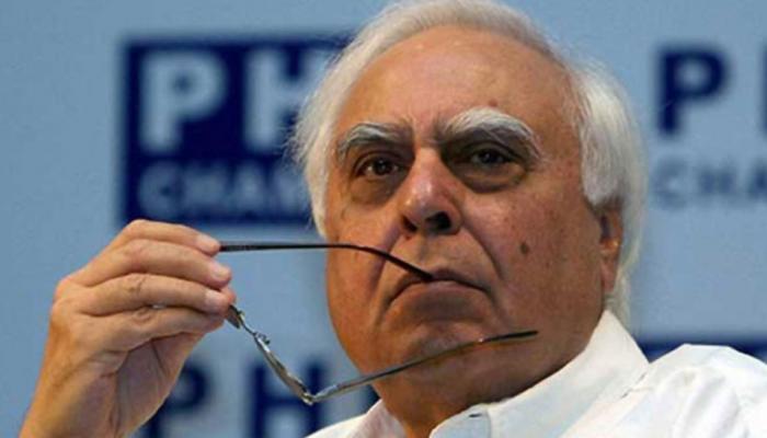 बाबरी केस से कांग्रेस नेता कपिल सिब्बल हुए अलग, लगाई जा रही अटकलें बाबरी केस से कांग्रेस नेता कपिल सिब्बल हुए अलग, लगाई जा रही अटकलें