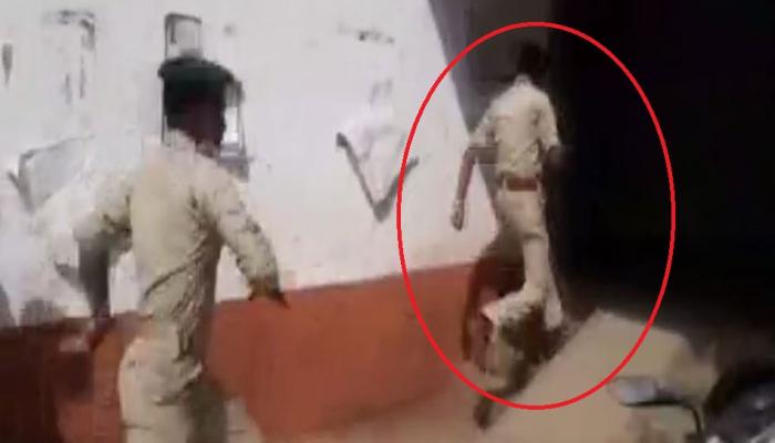 VIDEO: साथी की मौत से गुस्साए जवानों ने मेजर को दौड़ाकर पीटा, जान बचाकर भागे मेजर VIDEO: साथी की मौत से गुस्साए जवानों ने मेजर को दौड़ाकर पीटा, जान बचाकर भागे मेजर