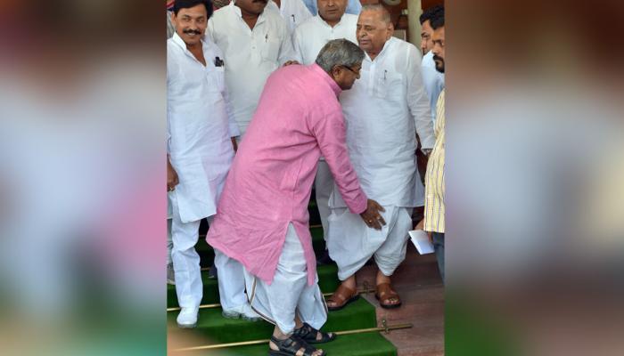 जब BJP फायरब्रांड नेता विनय कटियार ने SP नेता मुलायम सिंह यादव के छुए पांव... जब BJP फायरब्रांड नेता विनय कटियार ने SP नेता मुलायम सिंह यादव के छुए पांव...