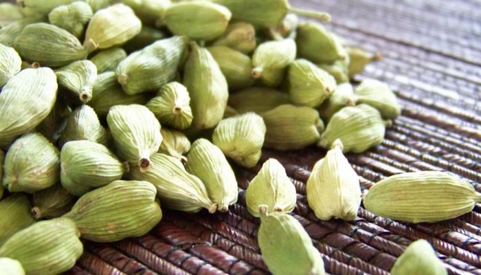 हर दिन खाएं बस 2 इलायची, हैरान करने वाले हैं फायदे हर दिन खाएं बस 2 इलायची, हैरान करने वाले हैं फायदे