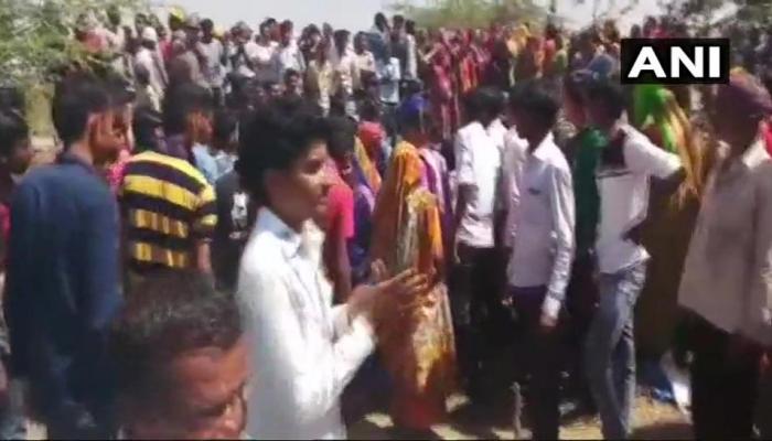 गुजरात: जमीन पर कब्जे के खिलाफ किसानों का प्रदर्शन, पुलिस ने छोड़े आंसू गैस के गोले गुजरात: जमीन पर कब्जे के खिलाफ किसानों का प्रदर्शन, पुलिस ने छोड़े आंसू गैस के गोले