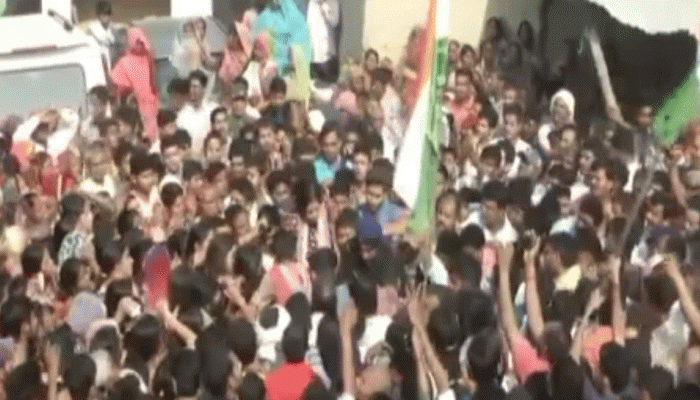 सुल्तानपुर पहुंचा जवान का पार्थिव शरीर, बेटा बोला- 'बड़े होकर लेना चाहता हूं बदला' सुल्तानपुर पहुंचा जवान का पार्थिव शरीर, बेटा बोला- 'बड़े होकर लेना चाहता हूं बदला'