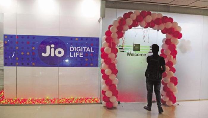 रिलायंस JIO ने शुरू किया अपना 'बैंक', घर बैठे मिलेंगे इतने सारे फायदे रिलायंस JIO ने शुरू किया अपना 'बैंक', घर बैठे मिलेंगे इतने सारे फायदे