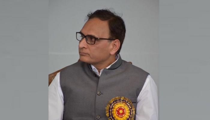 RSS विचारक राकेश सिन्हा को हिरासत में लेने वाला SHO सस्पेंड, समझ बैठा था दलित एक्टिविस्ट RSS विचारक राकेश सिन्हा को हिरासत में लेने वाला SHO सस्पेंड, समझ बैठा था दलित एक्टिविस्ट