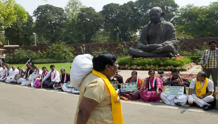 कावेरी विवाद पर AIADMK सांसदों का सदन में हंगामा, कार्रवाई फिर हुई स्थगित कावेरी विवाद पर AIADMK सांसदों का सदन में हंगामा, कार्रवाई फिर हुई स्थगित