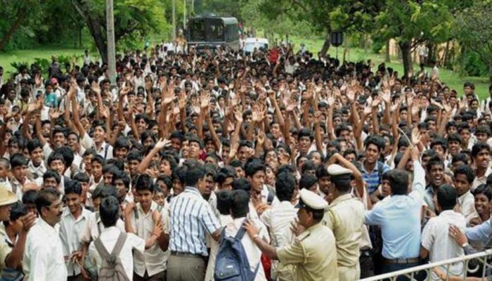 गुजरात: किसानों ने बुलेट ट्रेन की जमीन अधिग्रहण प्रक्रिया के खिलाफ किया प्रदर्शन गुजरात: किसानों ने बुलेट ट्रेन की जमीन अधिग्रहण प्रक्रिया के खिलाफ किया प्रदर्शन