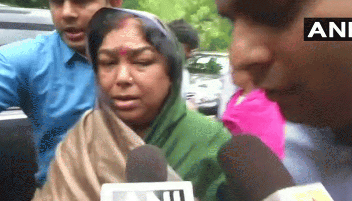 उन्नाव गैंगरेप केस: DGP से मिली आरोपी MLA की पत्नी, बोली- 'न्याय नहीं मिला तो जान दे दूंगी' उन्नाव गैंगरेप केस: DGP से मिली आरोपी MLA की पत्नी, बोली- 'न्याय नहीं मिला तो जान दे दूंगी'