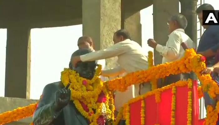 आंबेडकर की मूर्ति पर बीजेपी नेताओं को माला चढ़ाने से मेवाणी समर्थकों ने रोका, बरपा हंगामा आंबेडकर की मूर्ति पर बीजेपी नेताओं को माला चढ़ाने से मेवाणी समर्थकों ने रोका, बरपा हंगामा
