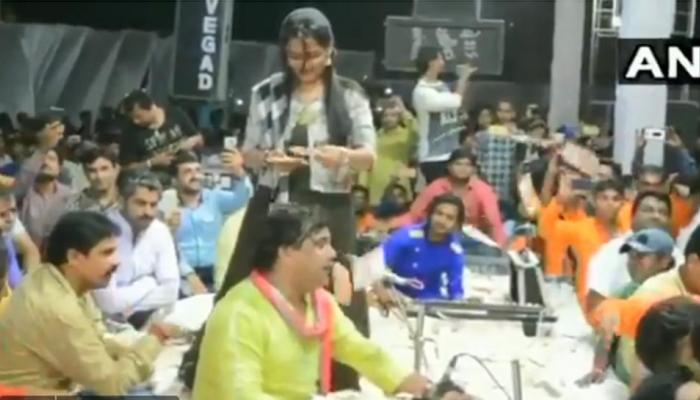 गुजरात में सिंगर के ऊपर हुई नोटों की बारिश, देखें VIDEO गुजरात में सिंगर के ऊपर हुई नोटों की बारिश, देखें VIDEO