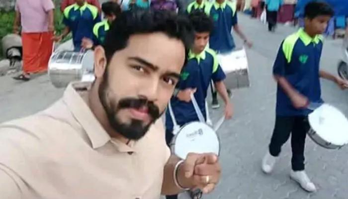 कठुआ गैंगरेप केस: इस शख्स ने 8 साल की पीड़िता पर किया ऐसा कमेंट कि चली गई नौकरी कठुआ गैंगरेप केस: इस शख्स ने 8 साल की पीड़िता पर किया ऐसा कमेंट कि चली गई नौकरी