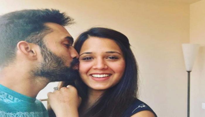 सिल्वर जीतकर लौटीं दीपिका पल्लीकल का जोरदार स्वागत, दिनेश कार्तिक ने खुद को बताया- Proud Husband सिल्वर जीतकर लौटीं दीपिका पल्लीकल का जोरदार स्वागत, दिनेश कार्तिक ने खुद को बताया- Proud Husband