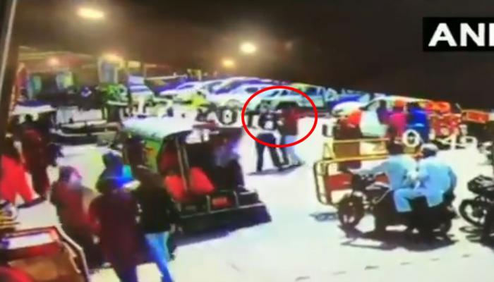VIDEO: महिला कांस्टेबल ने पूछा- हेलमेट क्यों नहीं लगाए हो, बाइक सवार ने शुरू कर दी पिटाई VIDEO: महिला कांस्टेबल ने पूछा- हेलमेट क्यों नहीं लगाए हो, बाइक सवार ने शुरू कर दी पिटाई