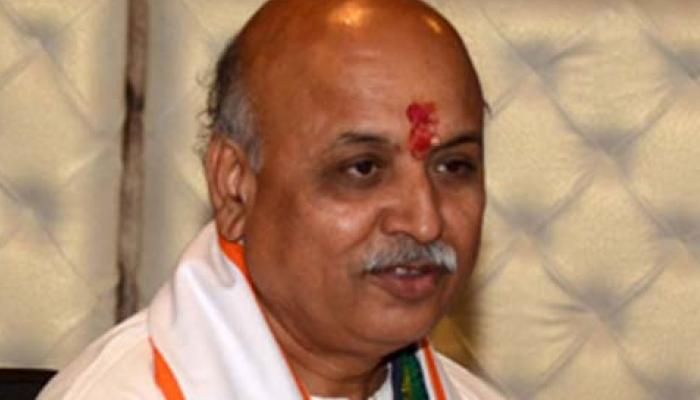 तोगड़िया ने खत्म किया उपवास, कहा- फिर शुरू करेंगे 'हिंदुत्व की राजनीति' तोगड़िया ने खत्म किया उपवास, कहा- फिर शुरू करेंगे 'हिंदुत्व की राजनीति'