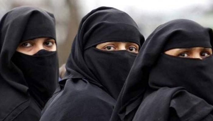 इंडोनेशिया: प्रेमी जोड़ों पर कानून उल्लंघन करने के आरोप, मस्जिद के बाहर कोड़ों से पीटा गया इंडोनेशिया: प्रेमी जोड़ों पर कानून उल्लंघन करने के आरोप, मस्जिद के बाहर कोड़ों से पीटा गया